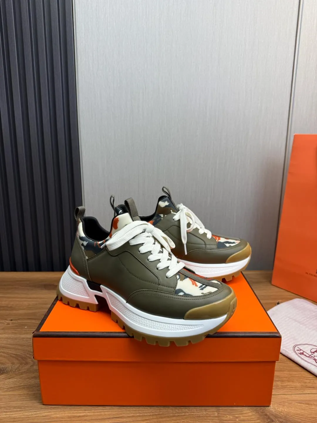 Men's men's shoes 💰780💰 HERMES/Hermès ** men's sports shoes The uppers are made of printed high-tech jersey fabric and calfskin sports shoes. The oversized sole features a geometric pattern and signature "H" detailing for an outdoor style. Black rubber sole, white rubber midsole, black and orange rubber inserts, tundra green lambskin insole, black high-tech canvas lining! Size: 39-40-41-42-43-44 (customized in 38.45)